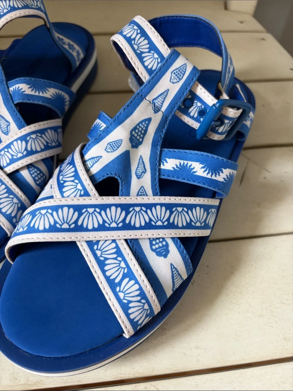 FARM Rio SAND ARANHA SOLAR White & Blue Printed Cross-Strap Sandals in Azul